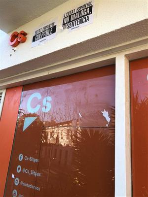 Imatge de la seu de Cs a Sitges, facilitada pel partit, amb cartells amb lemes com 'Estat espanyol, culpable'. Ciutadans