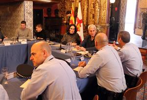 Imatge de l’alcaldessa de Sitges, Aurora Carbonell, i el regidor de Governació, Eduard Terrado, presidint la reunió de la Junta Local de Seguretat . A