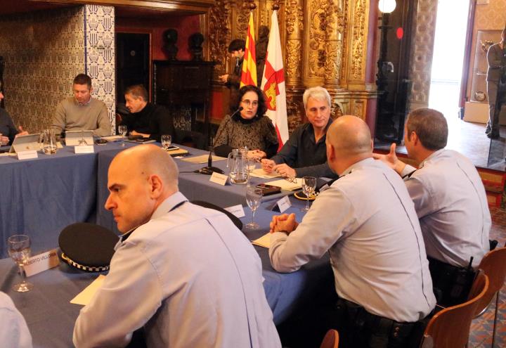 Imatge de l’alcaldessa de Sitges, Aurora Carbonell, i el regidor de Governació, Eduard Terrado, presidint la reunió de la Junta Local de Seguretat . A