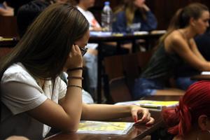 Imatge de perfil d'una noia esperant començar l'examen de llengua castellana i literatura de la selectivitat, el 3 de setembre de 2019. ACN