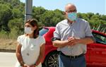 Imatge del conseller Bargalló amb l'alcaldessa de Canyelles, Rosa Huguet, aquest divendres 21 d'agost de 2020. ACN