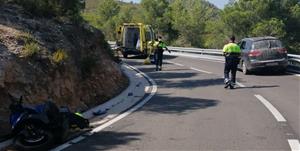 Imatge del punt on hi ha hagut l'accident entre una motocicleta i un turisme a la TP-2442 a Sant Jaume dels Domenys. Trànsit