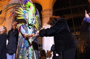Imatge del Rei Carnestoltes rebent la vara de mans de l'alcaldessa de Sitges Aurora Carbonell . ACN