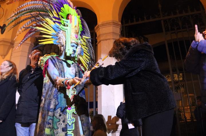 Imatge del Rei Carnestoltes rebent la vara de mans de l'alcaldessa de Sitges Aurora Carbonell . ACN