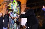 Imatge del Rei Carnestoltes rebent la vara de mans de l'alcaldessa de Sitges Aurora Carbonell . ACN