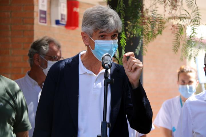 Imatge del secretari de Salut Pública de la Generalitat, Josep Maria Argimon, atenent els mitjans de comunicació a les Franqueses del Vallès. ACN