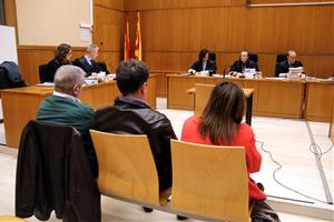 Imatge dels acusats d'esquenes en la primera jornada del judici aquest 10 de febrer de 2020 a l'Audiència de Barcelona. ACN