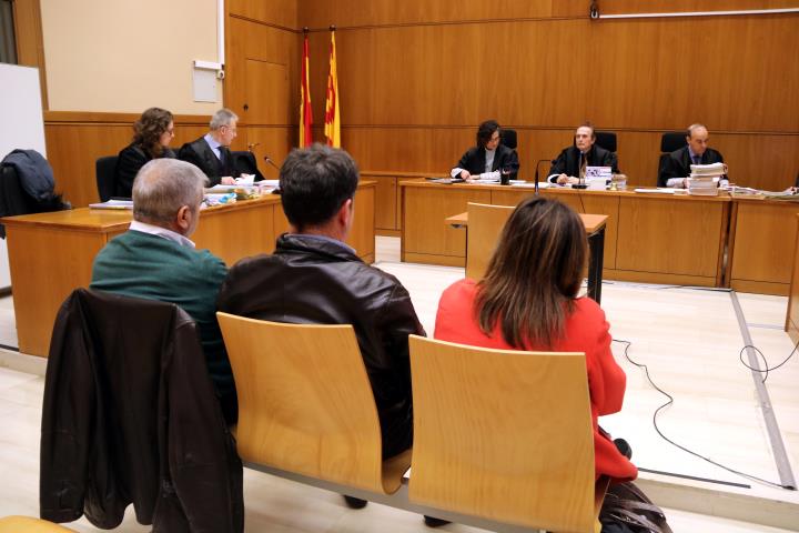 Imatge dels acusats d'esquenes en la primera jornada del judici aquest 10 de febrer de 2020 a l'Audiència de Barcelona. ACN