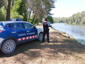 Imatge d'un agent dels Mossos d'Esquadra fent tasques de vigilància al pantà de Foix.. Mossos d'Esquadra