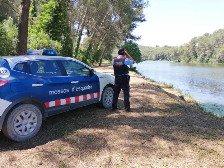 Imatge d'un agent dels Mossos d'Esquadra fent tasques de vigilància al pantà de Foix.. Mossos d'Esquadra