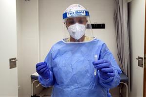 Imatge d'un infermera preparant la mostra per fer el test ràpid d'antigens el 21 d'octubre de 2020. ACN