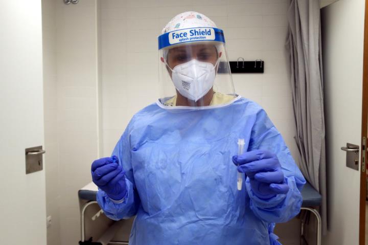 Imatge d'un infermera preparant la mostra per fer el test ràpid d'antigens el 21 d'octubre de 2020. ACN