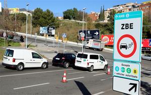 Imatge d'un senyal de la ZBE instal·lat al ramal de la sortida 14 de la Ronda de Dalt, a l'Hospitalet de Llobregat. ACN