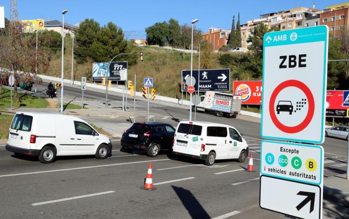 Imatge d'un senyal de la ZBE instal·lat al ramal de la sortida 14 de la Ronda de Dalt, a l'Hospitalet de Llobregat. ACN