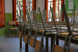 Imatge d'una aula d'Educació Infantil de l'Escola Heura de Barcelona amb les cadires sobre la taula, el dia de la vaga de docents. ACN