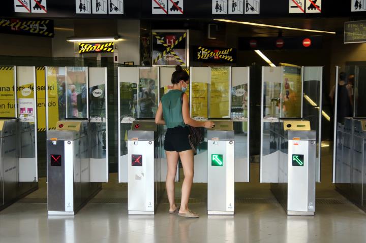 Imatge d'una usuària accedint a l'estació de Santa Eulàlia de la línia 1 del metro el 28 d'agost de 2020. ACN