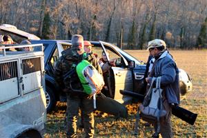 Imatge d'uns caçadors a punt de sortir a la batuda de senglars d'aquest dissabte 14 de gener de 2017. ACN