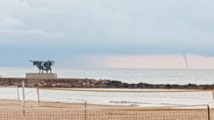 Impressionant mànega d'aigua a la costa de Vilanova i la Geltrú. EIX