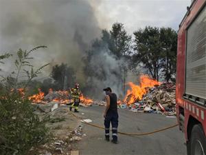 Incendi a la planta de transferència de la deixalleria de Vilanova. Ajuntament de Vilanova