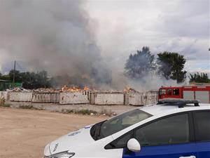 Incendi a la planta de transferència de la deixalleria de Vilanova