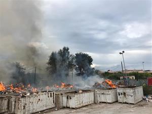 Incendi a la planta de transferència de la deixalleria de Vilanova