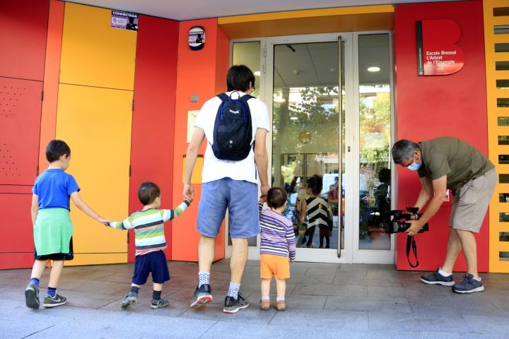 Infants arriben a l'escola bressol L'Arbret de l'Eixample, a Barcelona, el primer dia de reobertura de les llars municipals després de tres mesos . AC