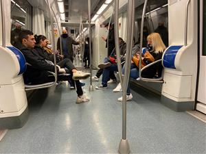 Interior d'un vagó de metro de la línia groga durant l'hora punta del segon dia feina d'estat d'alarma, el 17 de març del 2020. ACN