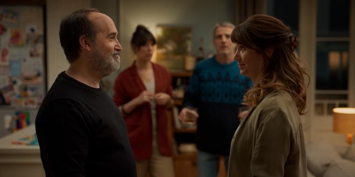 Javier Cámara i Griselda Siciliani, amb Belén Cuesta i Alberto San Juan al fons, en una escena de 'Sentimental'. Filmax