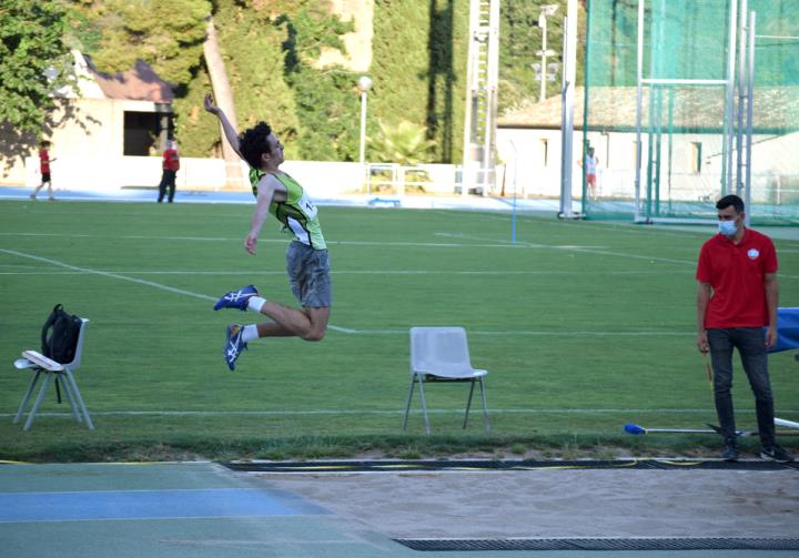 Joel Miralles a la prova de salt de llargada. Eix