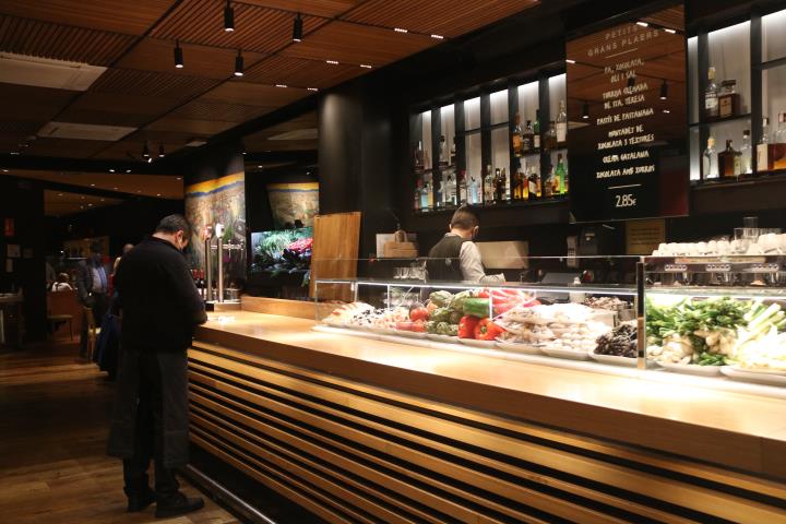 L barra del restaurant Cerveseria Catalana, situat a la Rambla de Barcelona, després que el Govern anunciés noves restriccions . ACN