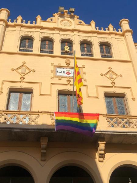 La bandera LGTBI llueix a la façana de l’Ajuntament de Sitges per reivindicar l’inici del mes de l’Orgull. Ajuntament de Sitges
