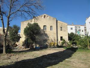 La caiguda d'un xiprer deixa a la vista una masia del s. XVIII en ple nucli antic de Vilanova