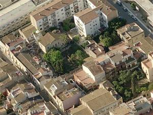 La caiguda d'un xiprer deixa a la vista una masia del s. XVIII en ple nucli antic de Vilanova