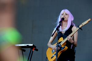 La cantant Pavvla durant la seva actuació a l'escenari Seat del Primavera Sound amb la polsera del festival borrosa en primer pla. ACN