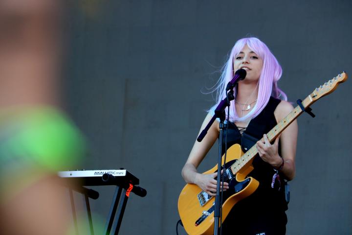 La cantant Pavvla durant la seva actuació a l'escenari Seat del Primavera Sound amb la polsera del festival borrosa en primer pla. ACN