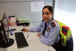 La cap del Grup central d'atenció a la víctima, Andrea Garcia, al seu despatx del Complex Central del cos de Mossos d'Esquadra el 4 de març del 2020. 