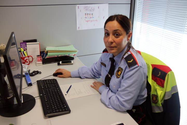 La cap del Grup central d'atenció a la víctima, Andrea Garcia, al seu despatx del Complex Central del cos de Mossos d'Esquadra el 4 de març del 2020. 