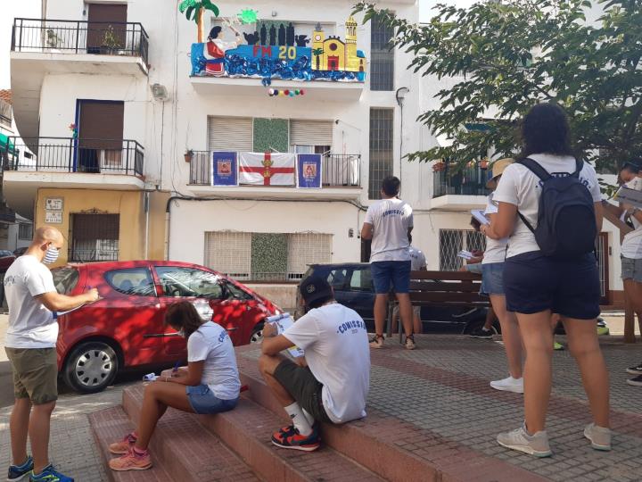 La Comissió de Festa Major de Sitges recorre 20 quilòmetres per visitar els balcons participants en el concurs. Ajuntament de Sitges