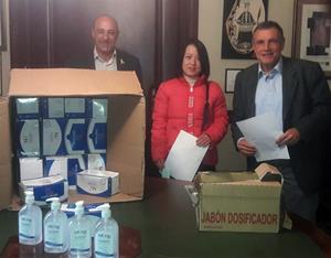 La comunitat xinesa de Vilafranca lliura mascaretes i flascons d’hidroalcohol a l’Ajuntament. Ajuntament de Vilafranca