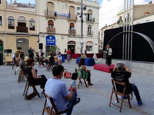 La consellera de Justícia lliura les llambordes que recorden 17 vilanovins deportats als camps nazis. Ajuntament de Vilanova