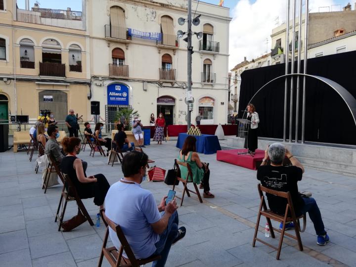 La consellera de Justícia lliura les llambordes que recorden 17 vilanovins deportats als camps nazis. Ajuntament de Vilanova