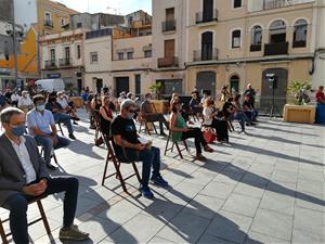 La consellera de Justícia lliura les llambordes que recorden 17 vilanovins deportats als camps nazis