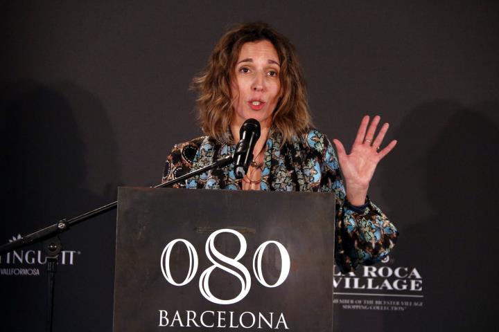 La consellera d'Empresa i Coneixement, Àngels Chacón, gesticulant en la inauguració de la 080 Barcelona Fashion, el 3 de febrer del 2020. ACN