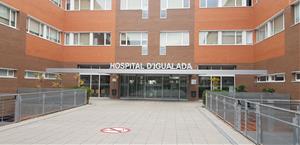 La façana de l'Hospital d'Igualada sense ningú entrant ni sortint enmig de la crisi pel coronavirus, el 13 de març del 2020. ACN