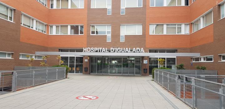 La façana de l'Hospital d'Igualada sense ningú entrant ni sortint enmig de la crisi pel coronavirus, el 13 de març del 2020. ACN