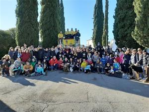 La festa de l'arbre de Canyelles planta 35 alzines al camí del cementiri