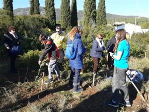 La festa de l'arbre de Canyelles planta 35 alzines al camí del cementiri