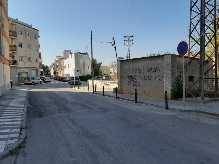 La millora del carrer de Roger de Flor es reprèn amb l’enderroc de les antigues instal·lacions hídriques de les Roquetes. Ajt Sant Pere de Ribes