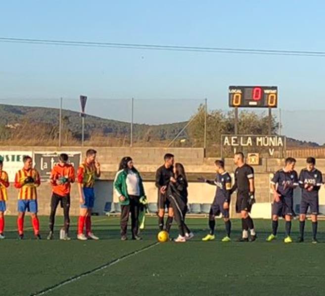 La Múnia-Moja, primer partit amb dues dones entrenant dos equips sèniors masculins. @AEMoja