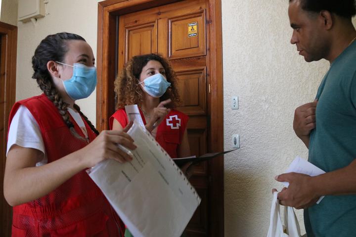 La pandèmia triplica el nombre de joves que s'incorporen a la Creu Roja per fer de voluntaris. ACN